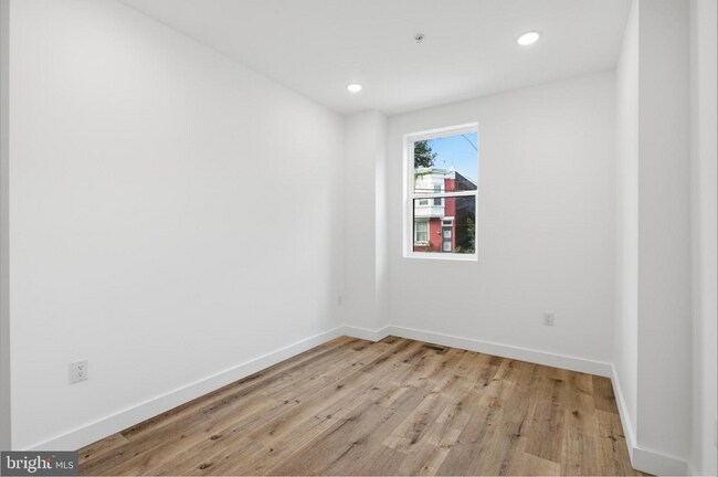 Foto del edificio - 4243 Mantua Ave