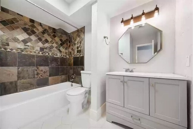 Dormitorio principal con baño privado - 1829 Augusta Dr