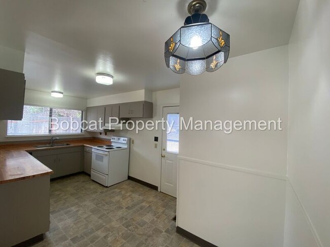 Building Photo - 750 Crain St