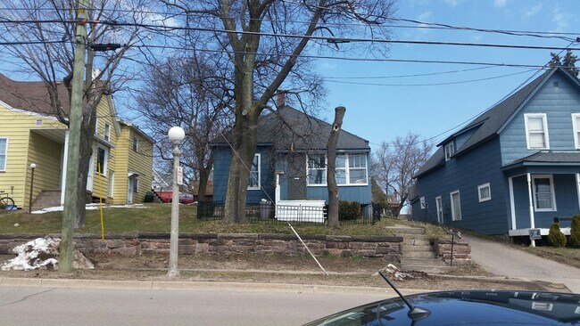 Frente - 212 West Bluff Street