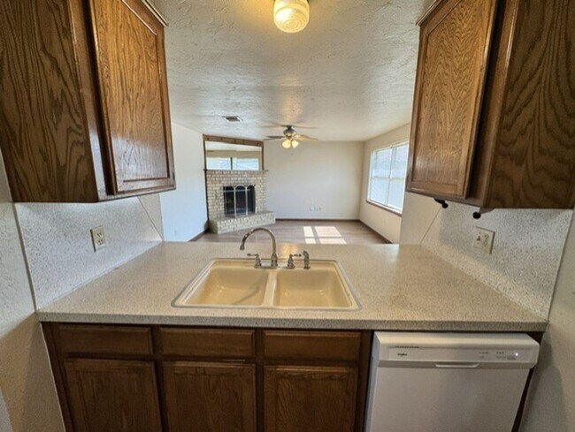 Building Photo - 2 bed 2 bath in Moore schools!