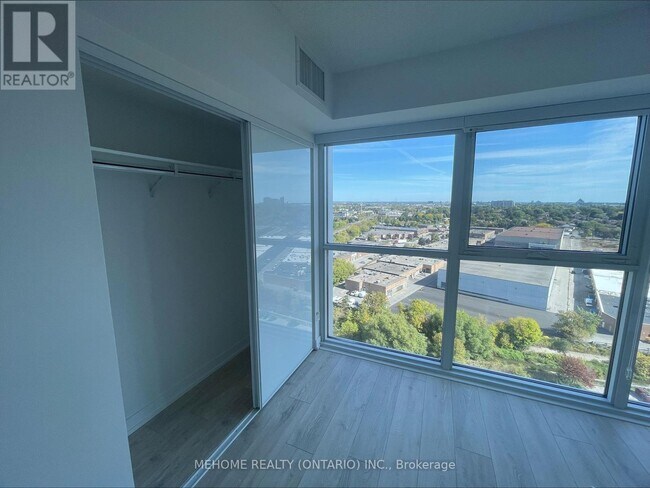 Building Photo - 225 Village Green Square