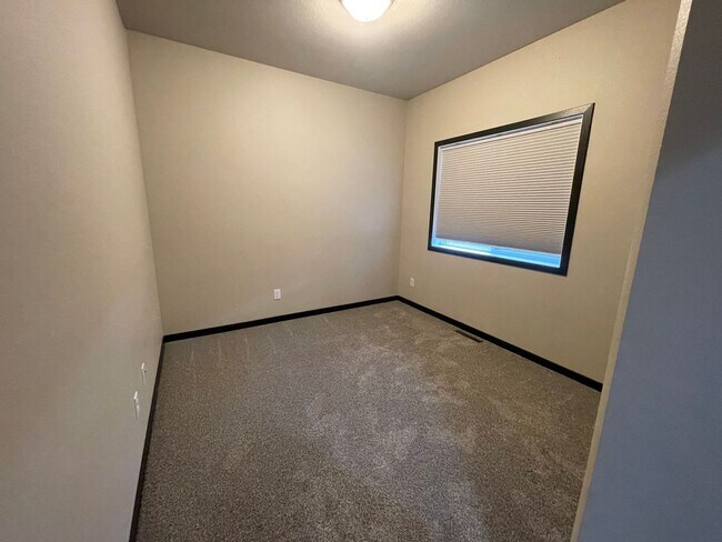 Building Photo - Beautiful Newer Build - 4 bed 2 Bath