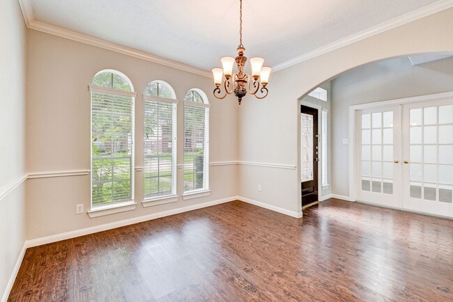 Building Photo - Beautiful 4 bedroom 2.5 bathroom with mass...