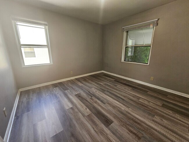Foto del edificio - Charming 3-Bedroom Home with Private Yard ...