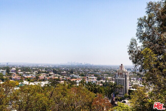 Foto del edificio - 1427 N Kings Rd