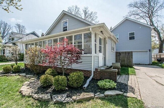 Building Photo - 706 Golf Ave