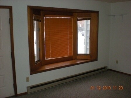 Building Photo - 3 Bedroom 2 1/2 Bathroom Townhouse- CLOSE ...