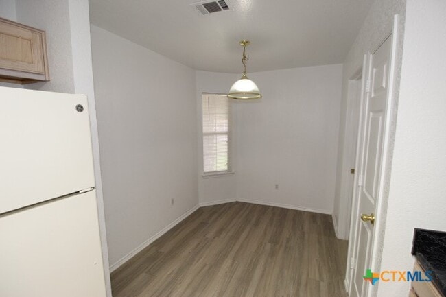 Building Photo - 301 Mesquite Cir