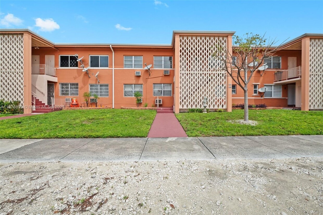 Primary Photo - 3571 SW 10th St