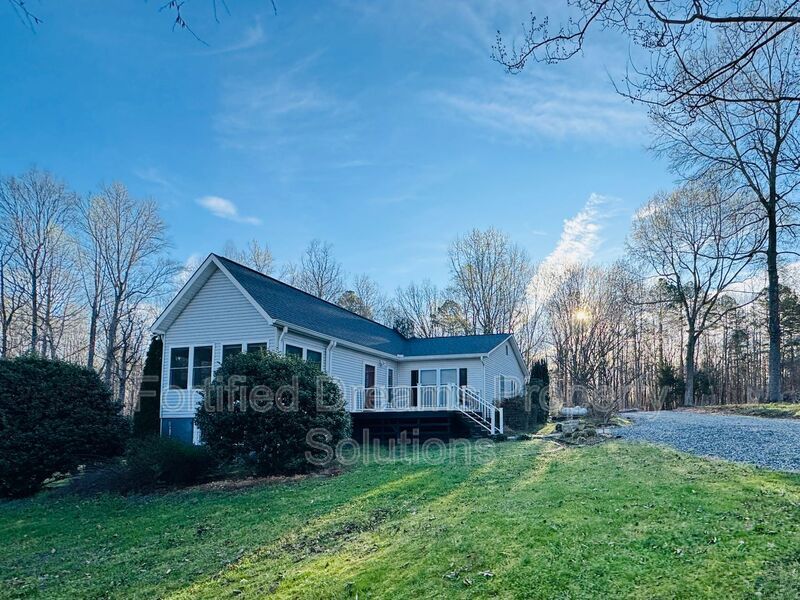 Primary Photo - 8704 Victory Ln