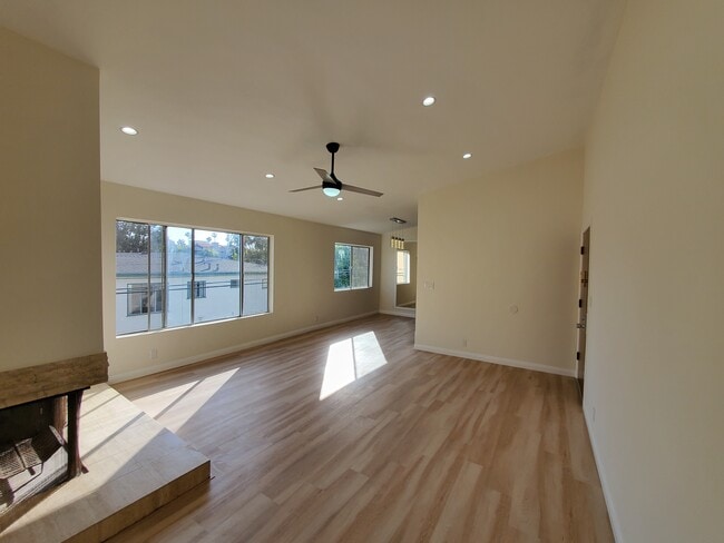 Renovated / West-facing Windows - Spaciously Airy-Sunny-Bright - 520 California Ave