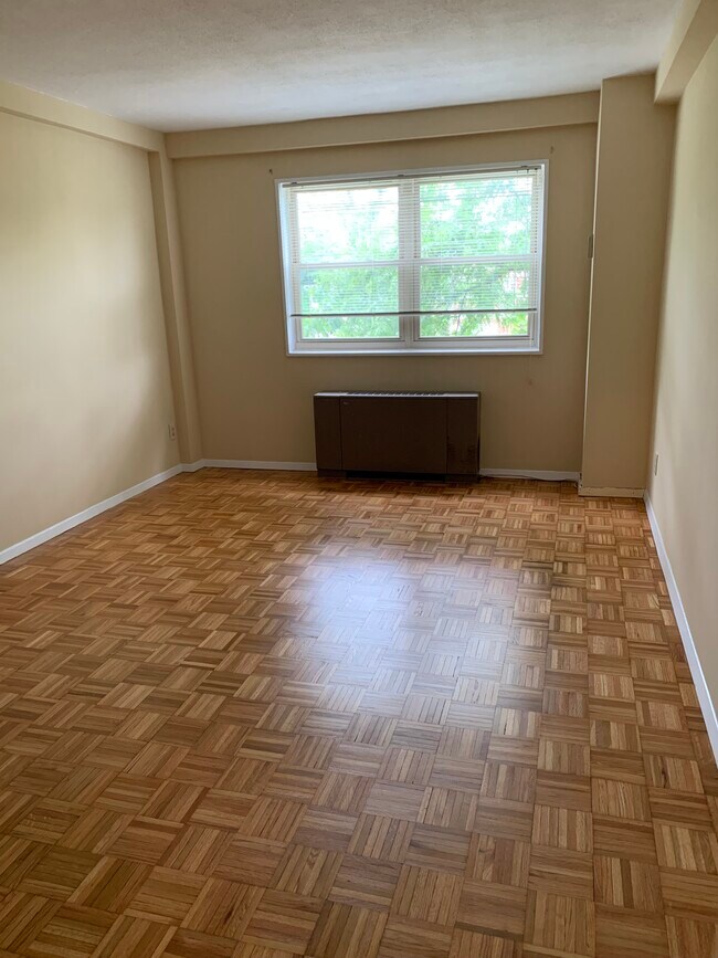 Bedroom - 123 S Adelaide Ave