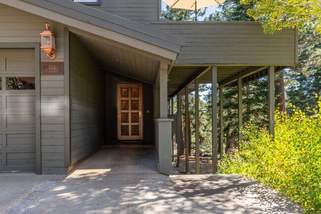 Foto del edificio - 283 Monterey Pine Rd