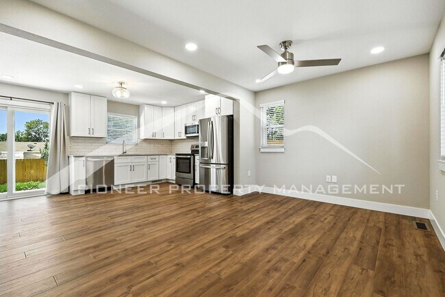 Building Photo - Spacious Home with Washer/Dryer and Centra...