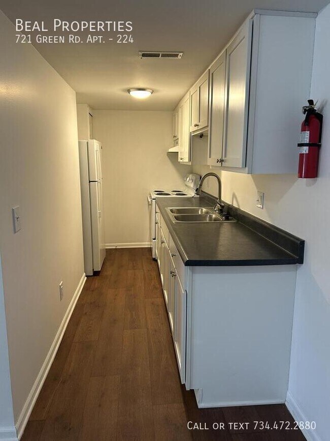 Foto del edificio - 721 Green Rd