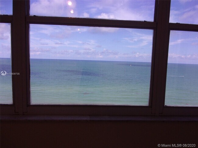 Foto del edificio - 2555 Collins Ave
