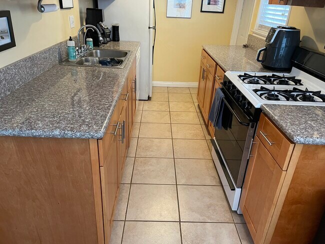 KITCHEN - 340 N Curson Ave