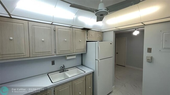 Building Photo - 6443 Bay Club Dr