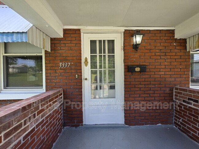 Foto del edificio - 3337 Eminence Blvd