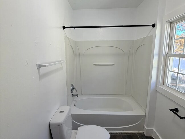 Foto del edificio - Newly renovated 3 BR Single family house with living and dining room