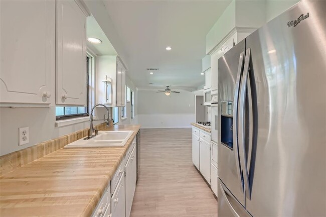 Building Photo - 9626 Carousel Ln