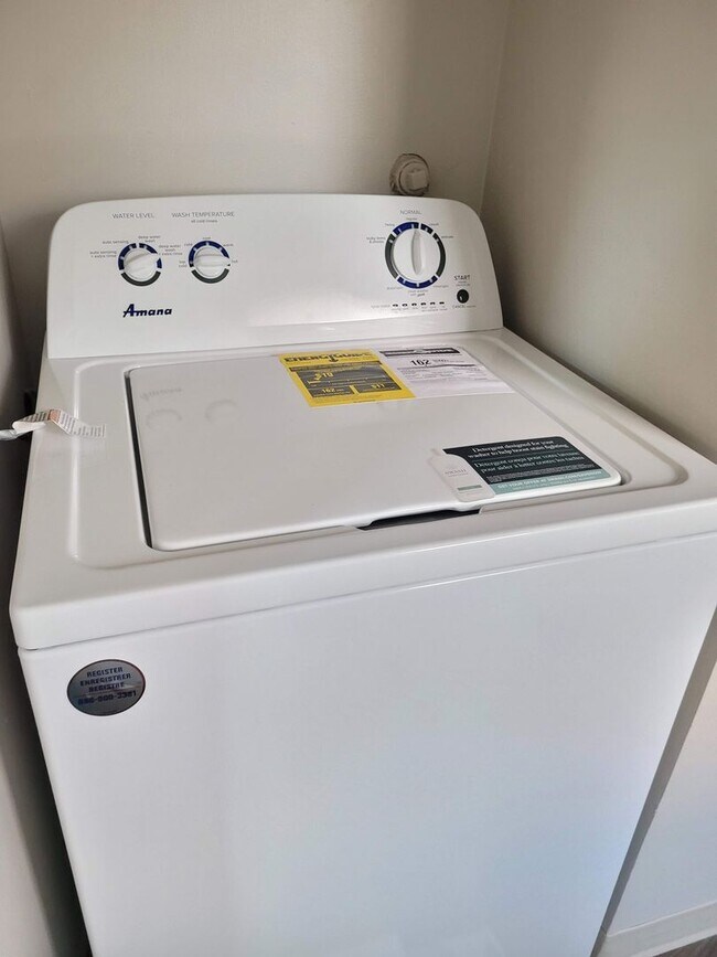 Foto del edificio - 4-Bedroom 2-Bathroom home in Friendly St. ...