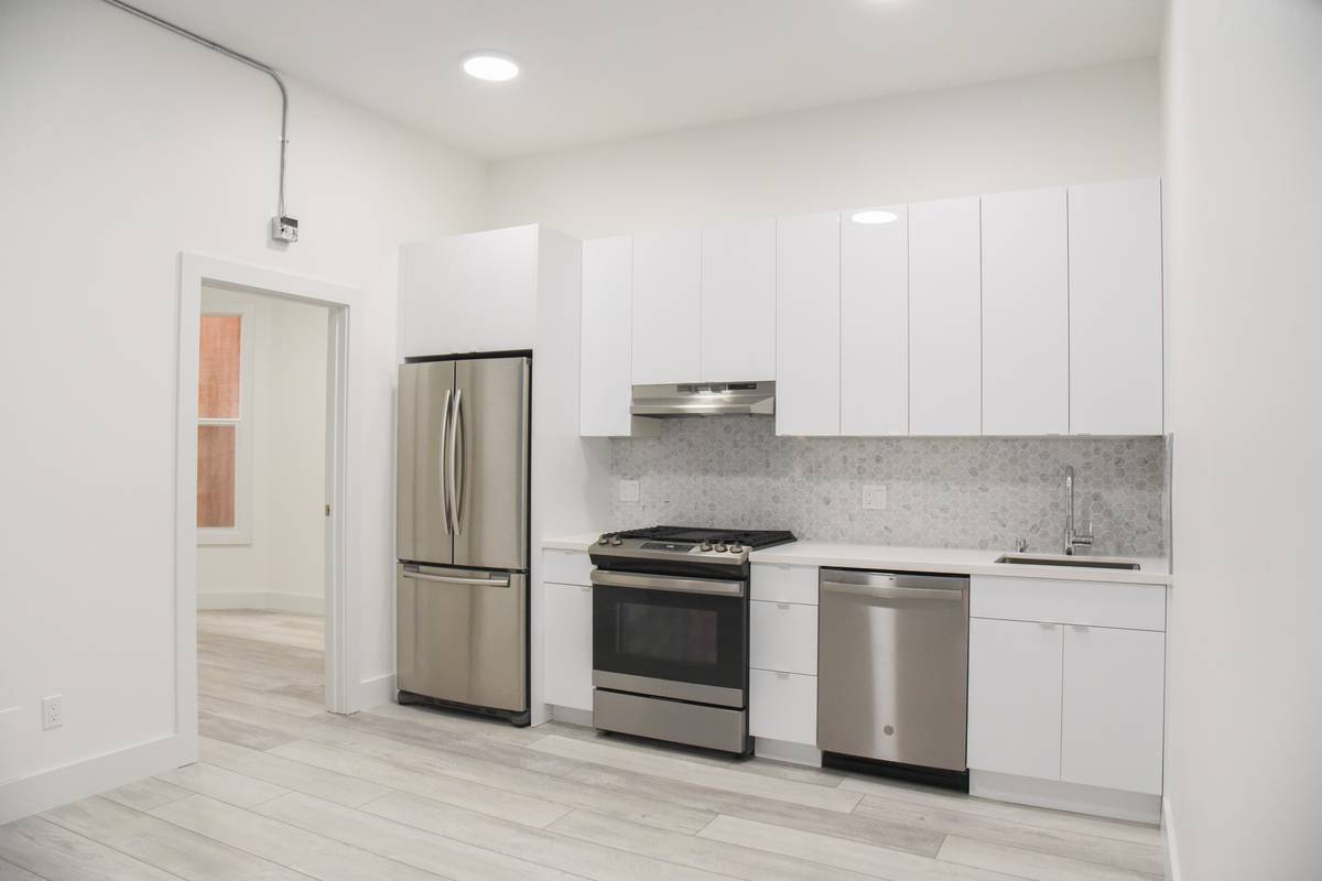 Primary Photo - 755 6th Ave
