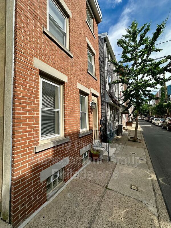 Building Photo - 1229 E Oxford St