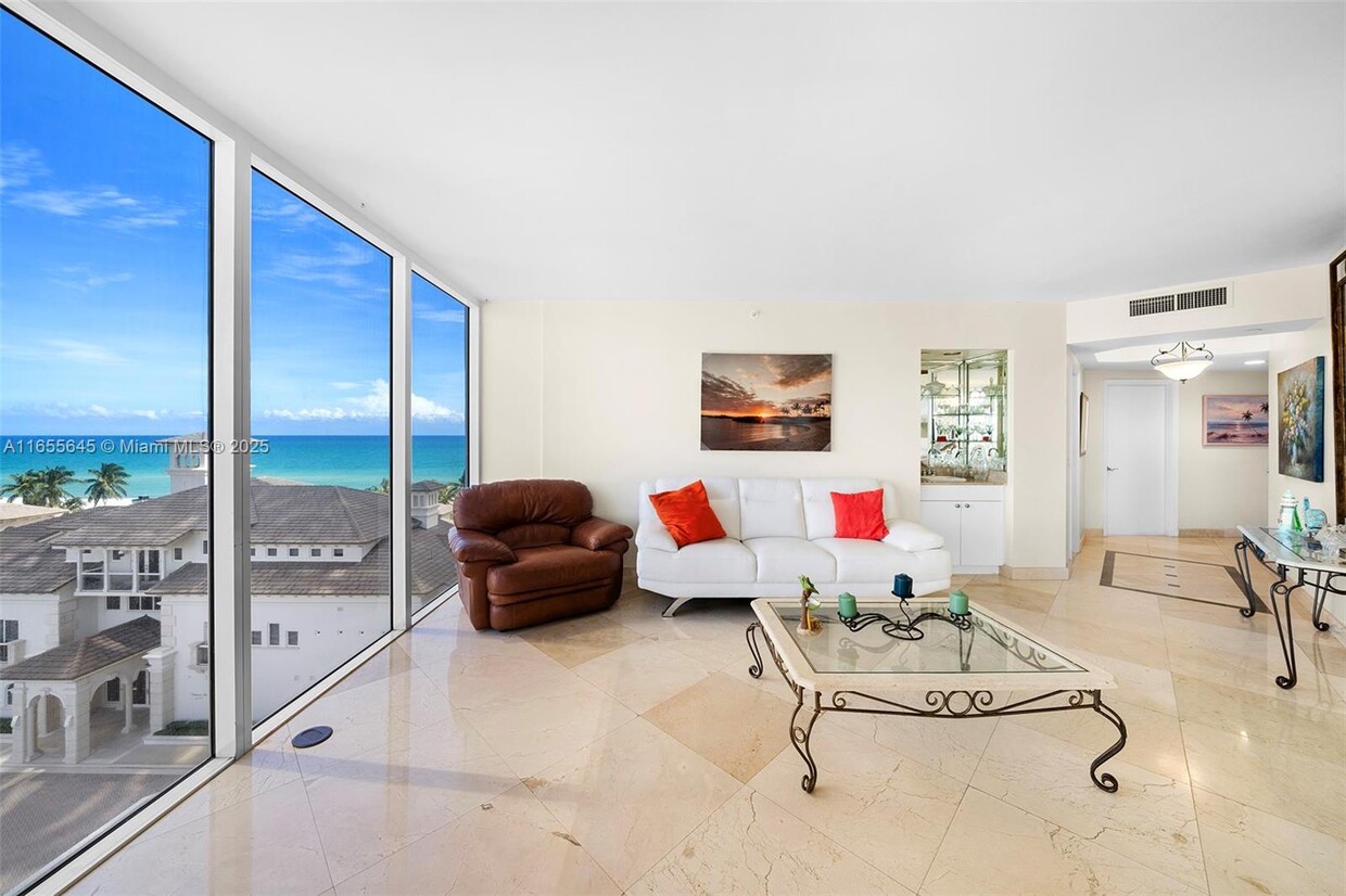 Foto principal - 4775 Collins Ave