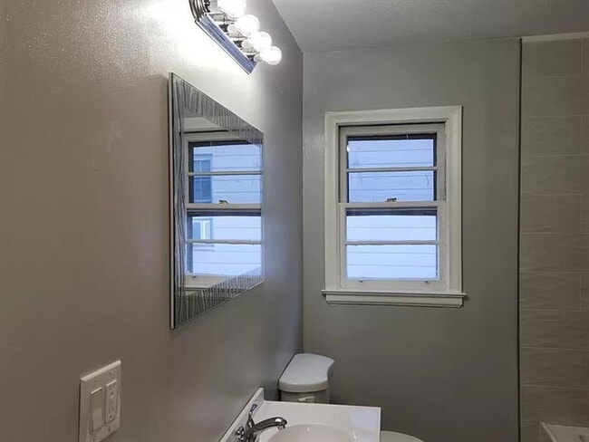 Building Photo - Beautiful and spacious newly r