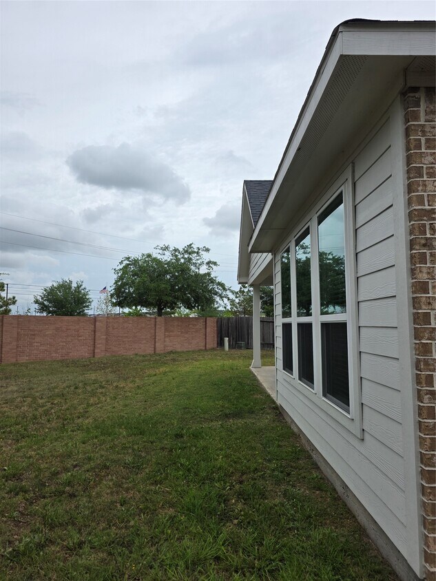 Building Photo - 24722 Lake Basin Ct