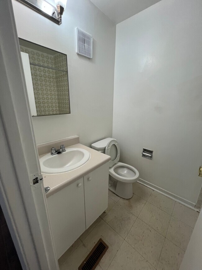 Photo du bâtiment - 1 Bedroom 1 Bath Lower Level Apartment available in Mississauga