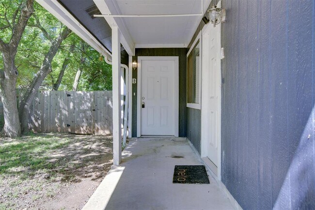 Foto del edificio - 2800 Burleson Rd