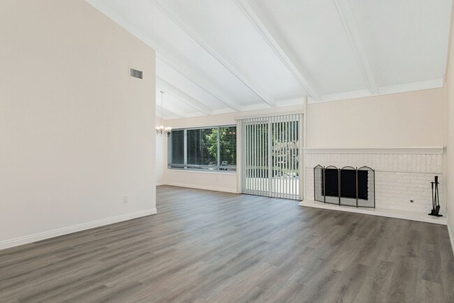 Building Photo - Beautiful & Large Home in Quiet Gatewood Hills - Private Backyard - 2-Car Garage