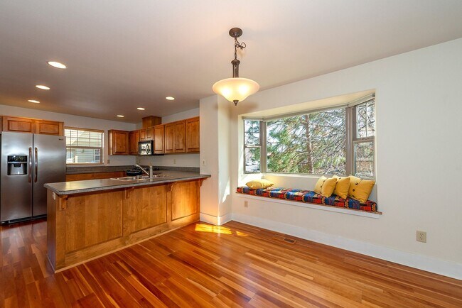 Building Photo - SOUGHT AFTER PENCE PLACE TOWNHOME; DUAL PRIMARY SUITES & SOLAR! MUST SEE!!