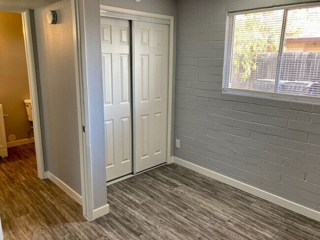 Building Photo - 1433 S Kenneth Plz