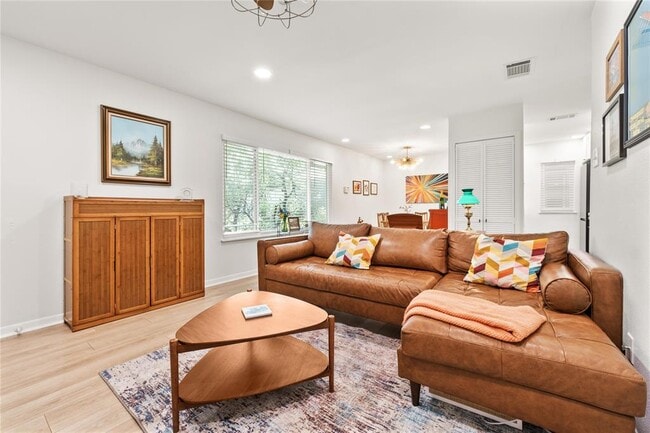 Building Photo - 2450 Ashdale Dr