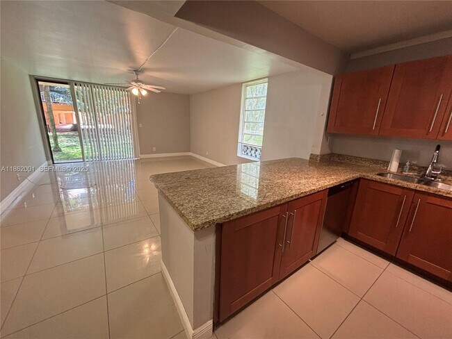 Foto del edificio - 400 Commodore Dr