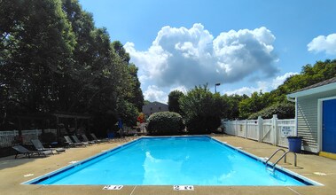 Building Photo - 600 Reusens Rd