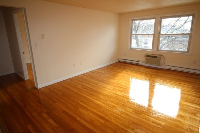 Building Photo - 318 Nesmith St