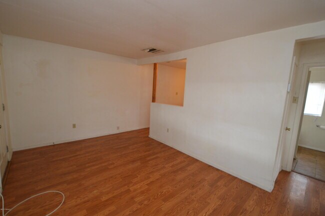 Foto del edificio - 2610 N Dodge Blvd