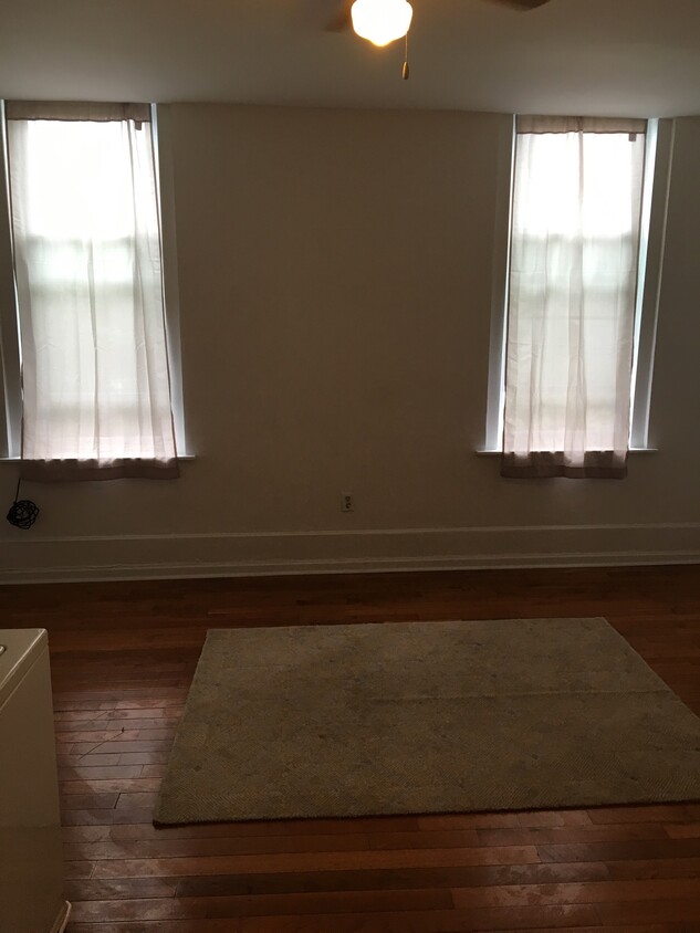 Building Photo - 429 W Girard Ave