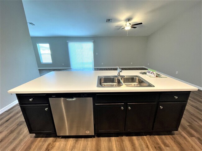 Foto del edificio - 21271 Gaylord Ave
