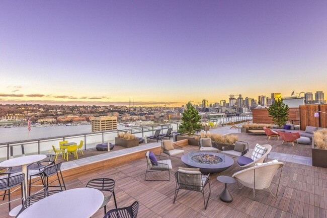 Vistas desde el centro de la ciudad hasta el lago Union desde la terraza de la azotea - Leeward Apartments