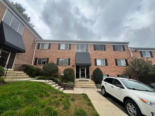 Foto del edificio - Charming 2 BR/1 BA Condo in Silver Spring!