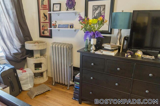 Building Photo - 143 Park Dr