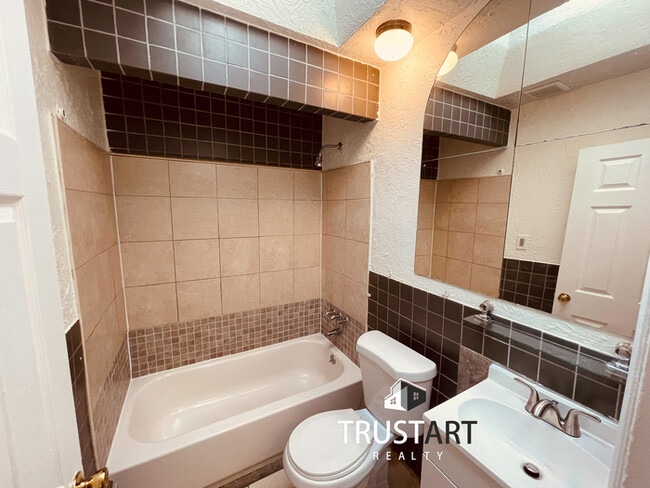 Building Photo - 3 bedroom house on the edge of Lawncrest, ...