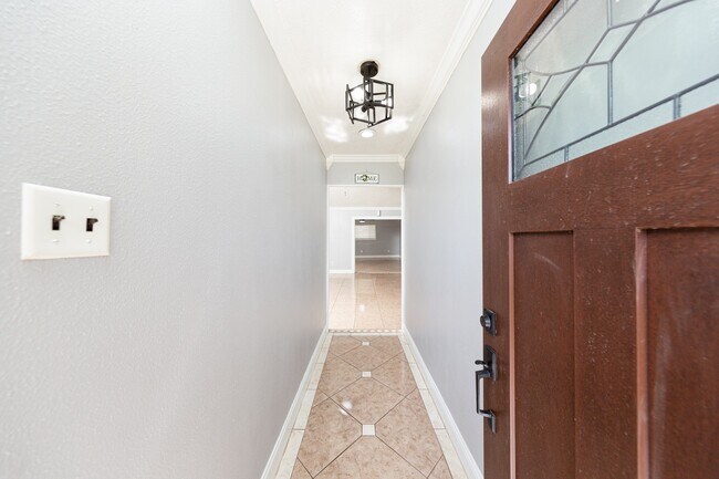 Building Photo - 823 Parkhill St