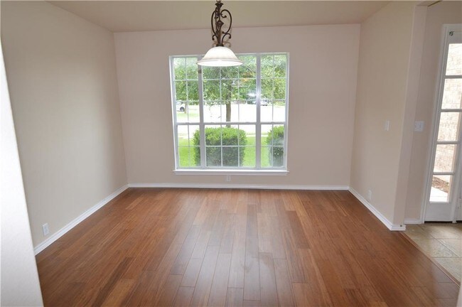 Building Photo - 525 Golden Creek Dr